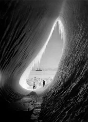 Höhle aus dem Eis geschnitzt