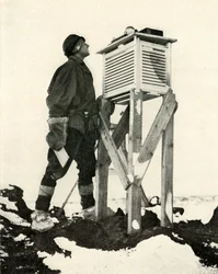 Dr. Wilson beobachtet die ersten Sonnenstrahlen, die aufgezeichnet werden, ca. 1911, 1913