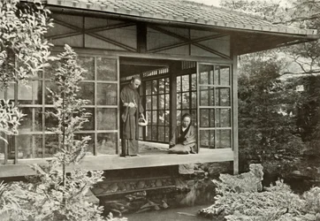 Namikawa San füttert seine Karpfen, 1910