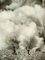 Rauch und Dampf steigen aus dem Krater von Asama nach der Explosion