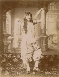 Frau in exotischem Kostüm