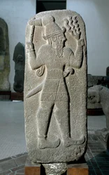 Hethitische Zivilisation: Basaltstele des Sturmgottes. Neuhethitisches Reich. 9. Jahrhundert v. Chr. Aus Babylon. Maße: 141 cm. Archäologisches Museum Istanbul