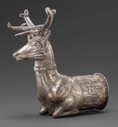 Gefäß, das in den Vorderteil eines Hirsches endet, ca. 1300 v. Chr. (Silber, Goldeinlage)