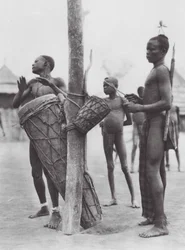 Afrika: Moru-Männer spielen Trommeln