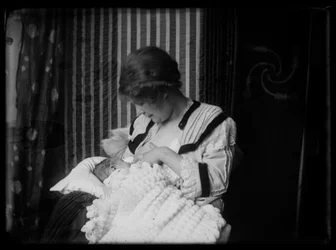 Anni Simberg stillt Tom im Atelierhaus an der Lotsenstraße