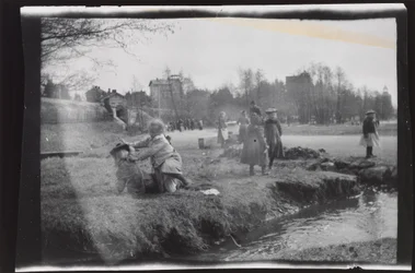 Kinder an der Eläintarhanlahti