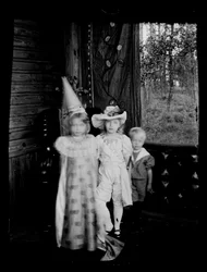 Kinder in Kostümen auf der Veranda der Villa Andersin, Kinder von Gadd und Karin und Lisa Andersin