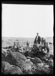 Gruppenfoto auf den Strandfelsen von Selkäranta