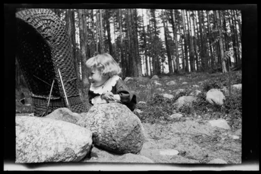 Tom Simberg im Hof des Ateliers in Selkäranta