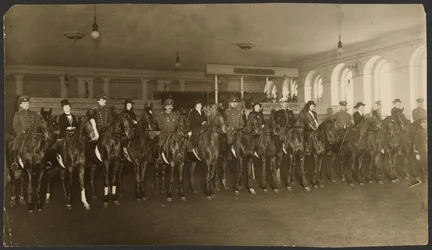 Reitwettbewerb in der Milchailovsky Manege (Reitschule) St. Petersburg: die Damenrunde