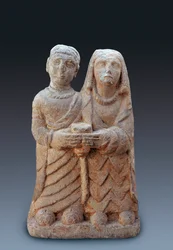 Antike Kunst: Ein Paar bringt eine Opfergabe dar. Steinskulptur, 3. Jahrhundert v. Chr. Nationalmuseum für Archäologie in Madrid.