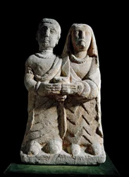 Iberische Kunst: Statuette eines Paares, das eine Opfergabe darbringt. Skulptur aus Cerro de los Santos bei Albacete, Spanien. 4.-2. Jahrhundert v. Chr. Madrid, Museo Arqueológico Nacional