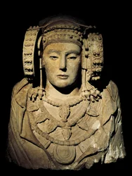 Iberische Zivilisation: Die Dame von Elche - 6. Jahrhundert v. Chr., Vom Fundort La Alcudia, Elche - Aufbewahrt in Madrid, Nationales Archäologisches Museum - Die Dame von Elche oder Dame von Elx - Bemalte Kalksteinskulptur, 6. Jahrhundert v. Chr., Iberisc