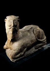 Iberische Kunst: „Bicha de Balazote“, ein Stier mit menschlichem Kopf. Steinskulptur aus Albacete, Spanien. 5. Jahrhundert v. Chr. Nationales Archäologisches Museum, Madrid