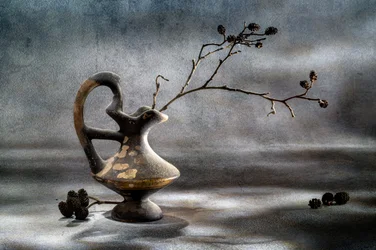 Rustikales Stillleben mit Vase