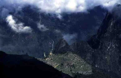 Gesamtansicht der Zitadelle von Machu Picchu (Foto)