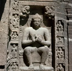 Buddha, geschnitzte Statue in Höhle 19