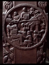 Buddhismus: „Affen fangen einen Elefanten und schleppen ihn, um den Zahn des Riesen zu extrahieren“ (Detail) vom Stupa von Bharhut (Barhut, Barouth). Flachrelief aus schwarzem Stein, 2. Jahrhundert v. Chr. - Kalkutta, Indisches Museum