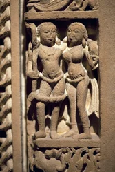 Liebespaar. Türrahmen aus geschnitztem Stein, Kunst von Rajasthan oder Uttar Pradesh (Indien), 9.-10. Jahrhundert. Nationalmuseum von Korea, Seoul (Südkorea)
