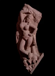 Jungfrau auf einem Zwerg reitend (rote Sandsteinskulptur, Kushan-Reich)