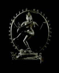 Hinduismus: Darstellung des Gottes Shiva Nataraja, Gott des Tanzes. Bronzeskulptur 12. Jahrhundert. Kolkata, Indian Museum