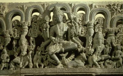 Sturz, der die Dreifaltigkeit darstellt: Siva, Brahma und Vishnu, Warangal, Kakatiya