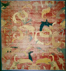 Teil eines Teppichs mit fantastischen Tieren auf rotem Grund, Mughal, ca. 1580-85