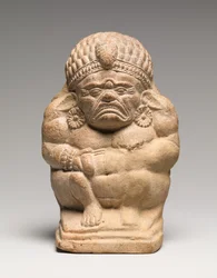 Rassel in Form eines kauernden grotesken Yaksha (Terrakotta)