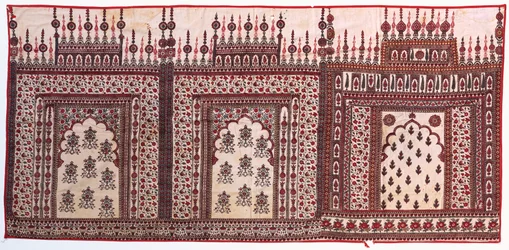 Drei Chintz-Gebetsbögen als ein einzelnes Hängestück montiert