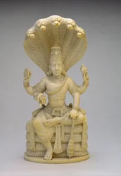 Vishnu, sitzend auf der Schlange Sesha, hält eine Muschel, Keule, Scheibe und Lotus