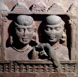 Yaksa und Yaksini spielen mit einem Papagei (roter Sandsteinrelief)