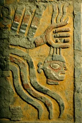 Eine Enthauptungsfigur, die einen furchterregenden Zorn im El Brujo heraufbeschwört, einem abgelegenen Komplex von Pyramidenruinen der Moche - einer Kultur, die die Nordküste Perus von etwa A...