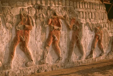 Ein Fries nackter Gefangener der Moche an den Wänden der Huaca Cao Viejo in El Brujo