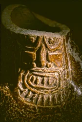 Artefakte aus der Hucha. El Brujo ist ein abgelegener Komplex von Pyramidenruinen der Moche-Kultur, die von etwa 100 bis 800 n. Chr. die Nordküste Perus beherrschte. Bei Ausgrabungen im Moche-Tal im Jahr 1899 war der deutsche Archäologe Max Uhle der erste,