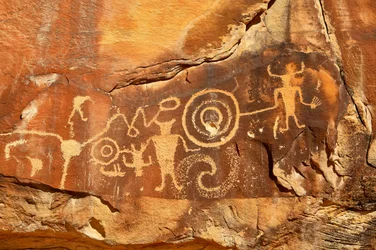 Nahe Vernal, UT bei McKee Springs, Fremont-Petroglyphen, die Krieger zeigen, die Trophäenköpfe halten, 2005 (Foto)