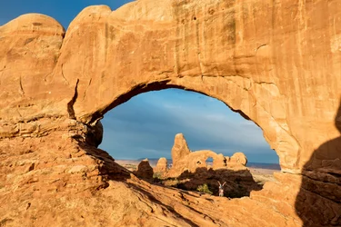 Licht des Sonnenaufgangs am Window Arch im Arches-Nationalpark unweit von Moab, Utah, 2012