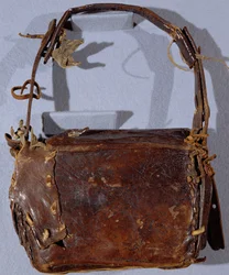 MS CCC 282 Das Corpus Christi Buchsäckchen oder Budget, von hinten betrachtet, irisch, c.1120-30 (Leder)