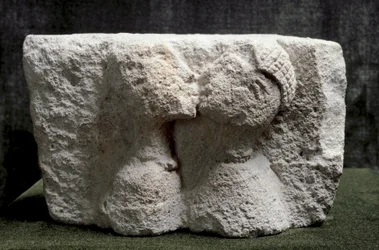Iberische Kunst: Der Kuss von Osuna (Beso de Osuna). Hochrelief aus Kalkstein mit einem sich küssenden Mann und einer Frau - Eisenzeit II, Maße 13,5 x 24 x 20 cm - Madrid, Nationales Archäologisches Museum - Der Kuss von Osuna - Kalksteinrelief (H. 13,5 x