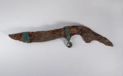 Großes Messer mit Resten der Scheide, wahrscheinlich aus Sopron, Ungarn, Eisenzeit