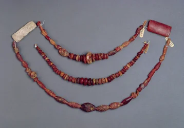 Drei Perlenketten aus Hallstatt, Österreich, 700-500 v. Chr. (Bernstein)