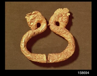 Armband mit zwei Monsterköpfen, 14.-15. Jahrhundert