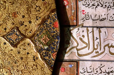 Detail der kunstvollen Gold- und Lapislazuli-Illuminationen und Arabesken mit Thuluth- und Nasch-Schrift auf einem Koraneinband