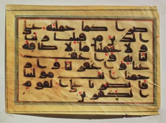 Kufische Kalligraphie aus einem Koran-Manuskript