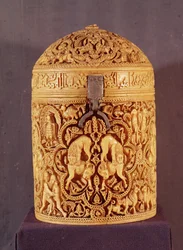 Pyxis mit einem Relief, das die Freuden des höfischen Lebens darstellt, mit dem Namen Al-Mughira, Sohn des Kalifen Abd-al-Rahman III., Umayyadenzeit, aus Córdoba, 968 n. Chr.