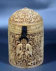 Pyxis (Schachtel) von Al-Mughira aus Elfenbein aus Córdoba, bestimmt für den Emir, 968. Paris, Louvre