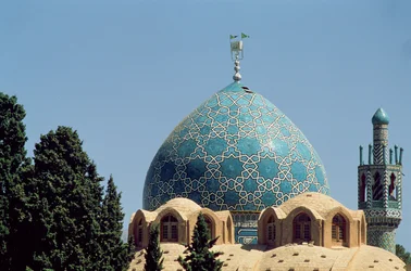 Türkisfarbene Kuppel des Mausoleums von Shah Nematollah Vali, gebaut zwischen 1330-1430