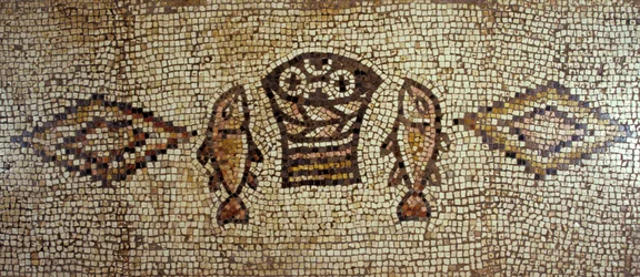 Byzantinisches Mosaik, das Fische und Brote darstellt