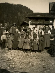 Familie vor dem Haus, Aostatal, Italien 1900-1910