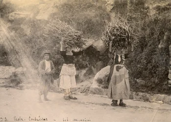Bauern tragen Holzstapel auf ihren Köpfen, Paola, Kalabrien, Fotografie von Leopoldo Menarini, ca. 1910