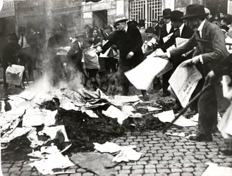 Faschistische Gruppe verbrennt sozialistische Zeitungen „Il Paese“ nach der Verwüstung des Belagerungsortes